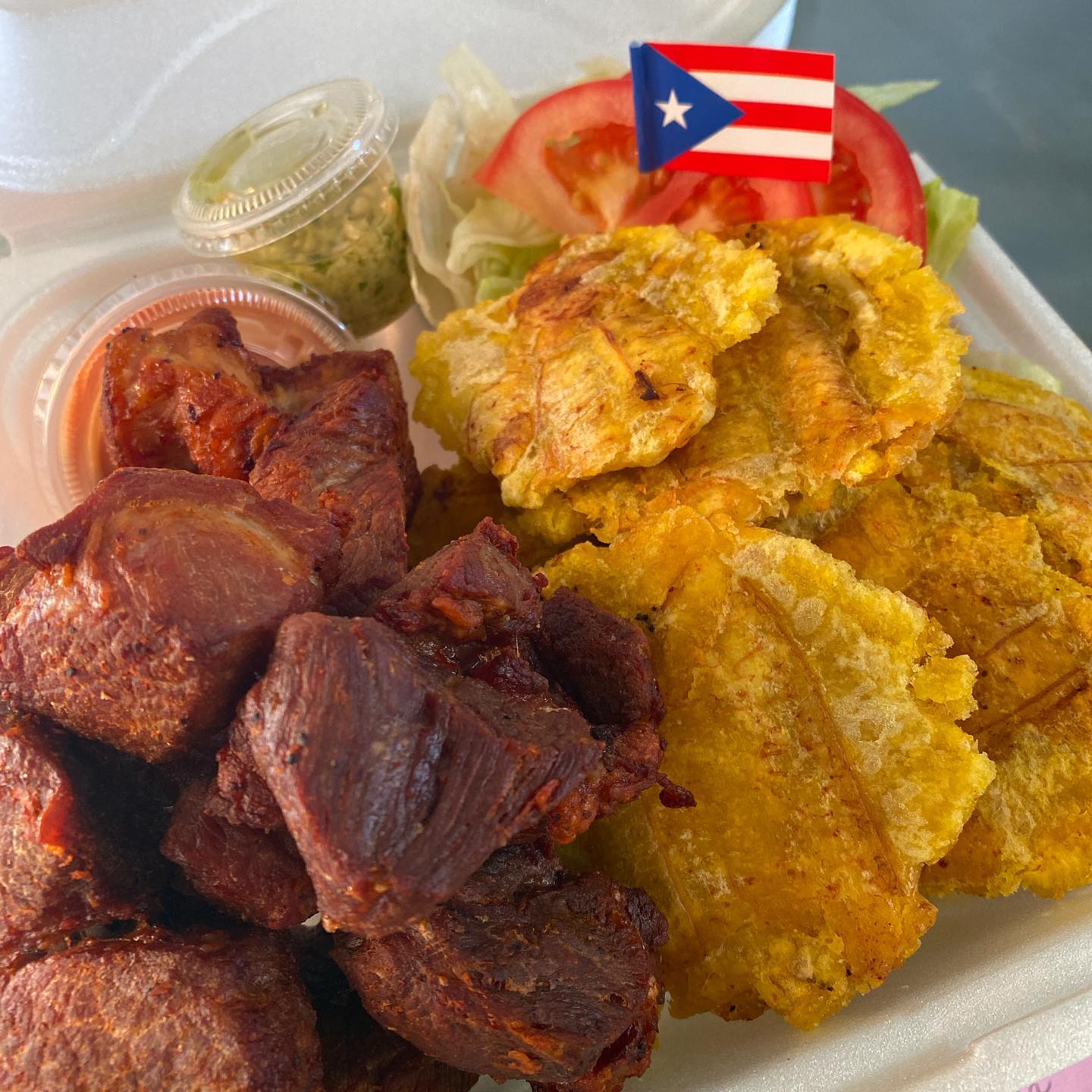 Carne frita with tostones